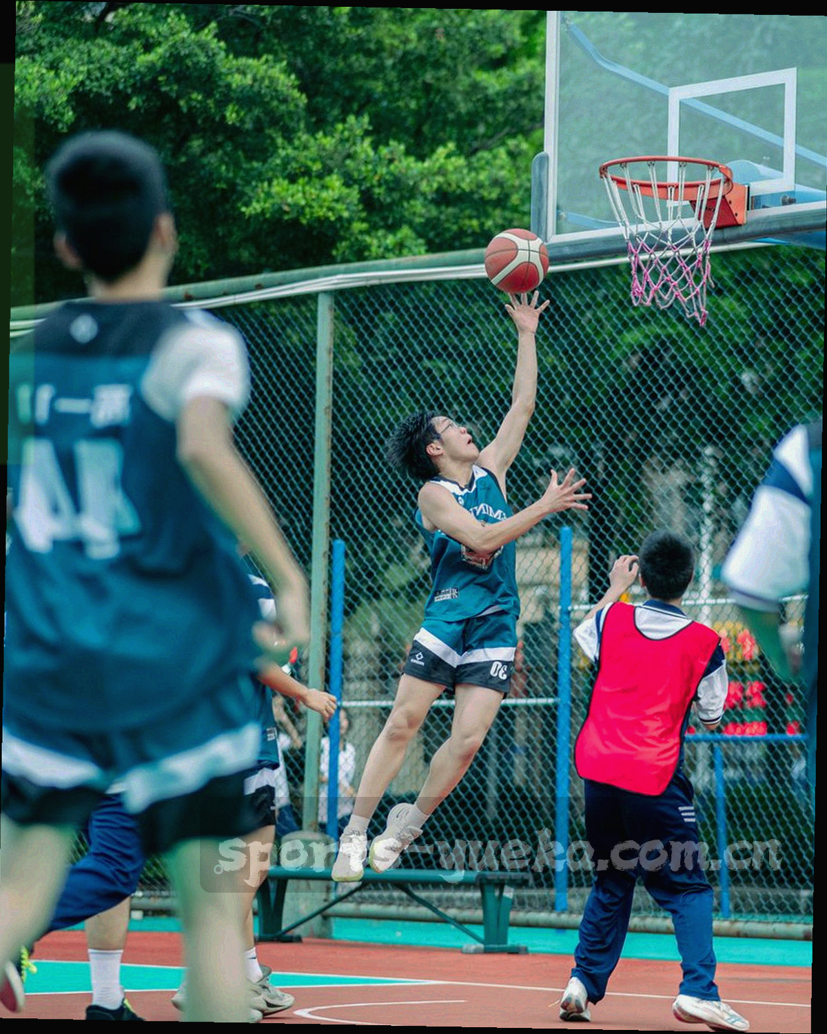 夜间球场外立面灯光透射，冷青与深黑对比，无具体地名标识